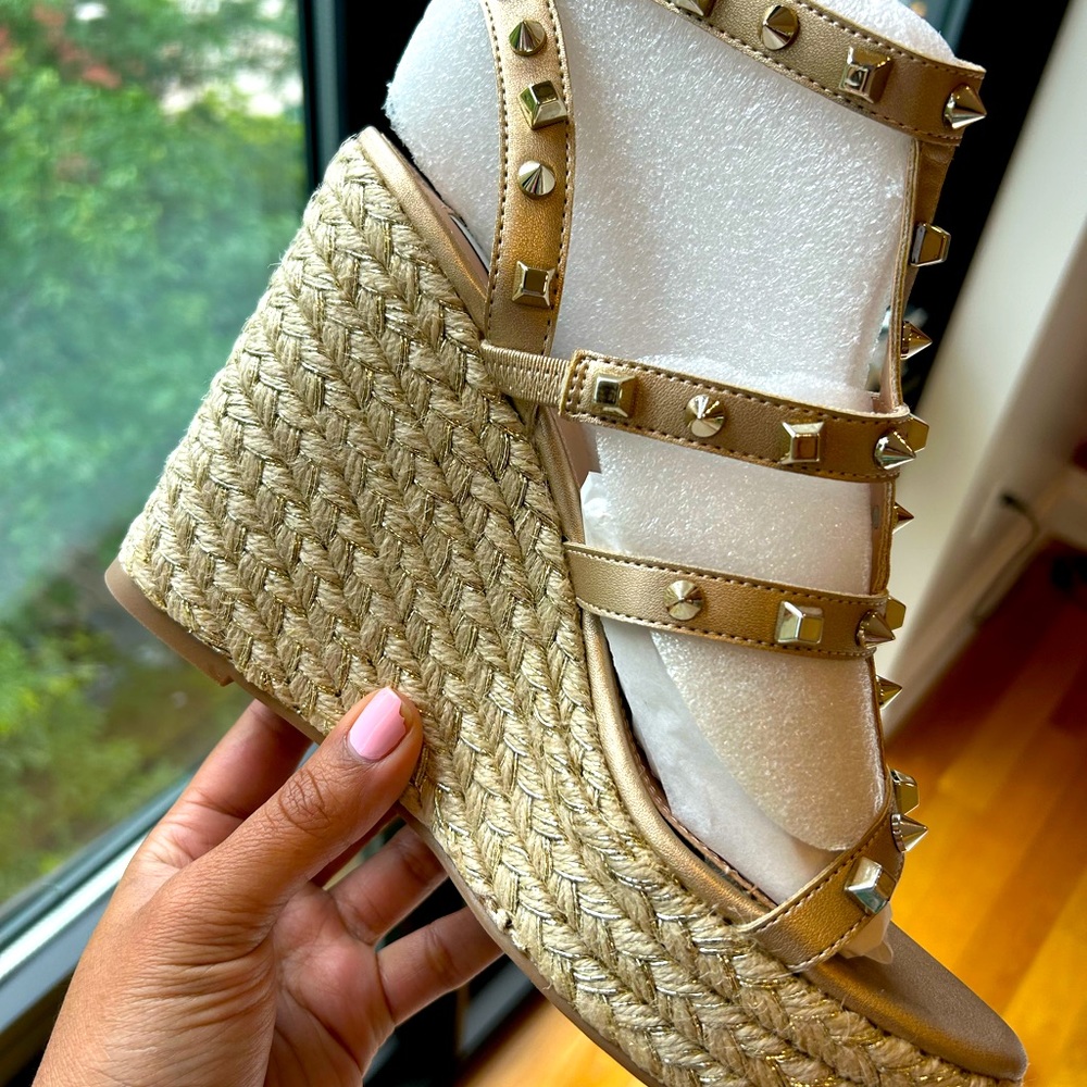 NWT - Steve Madden Rockstud Wedges in Gold - Size 8.5